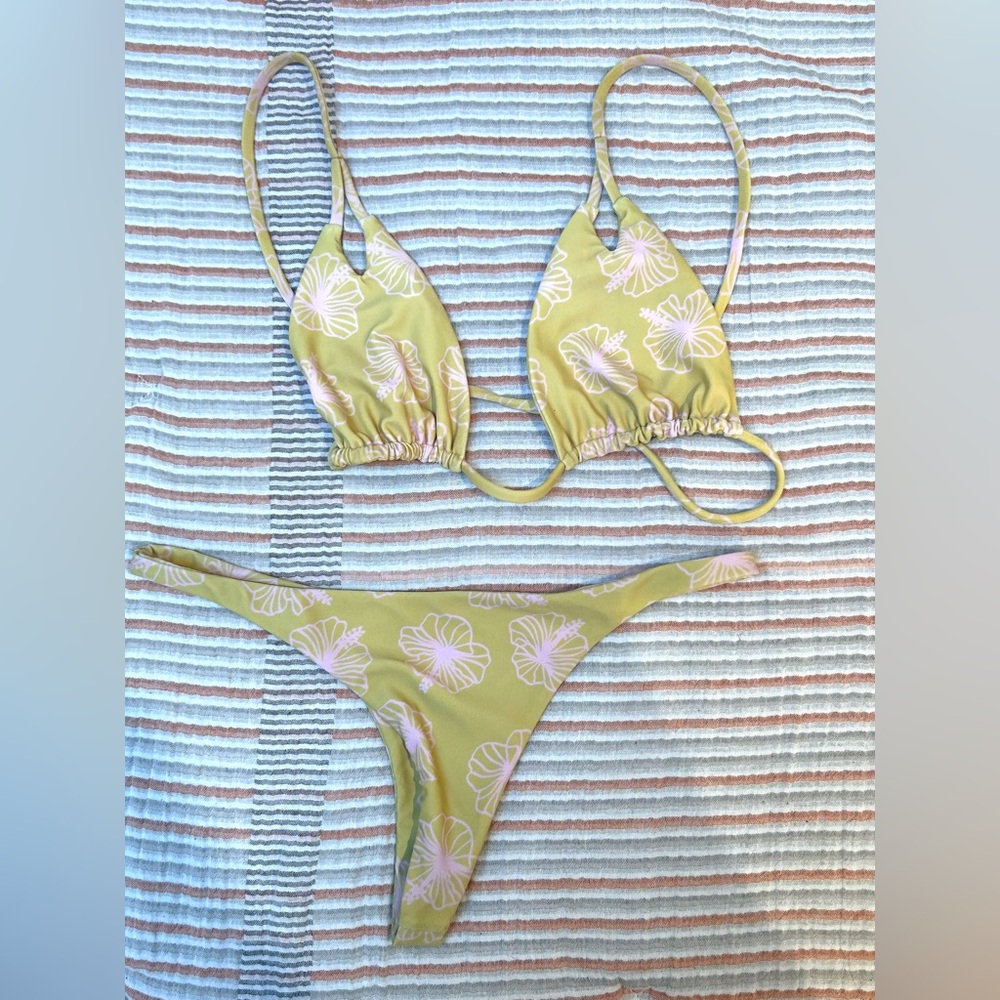 Benoa Casey Top & Tai Bottoms both size S in Honey Hibiscus🌸✨